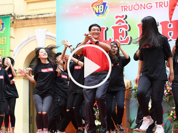 Video: Hiệu trưởng trường Việt Đức nhảy cùng học sinh trong lễ khai giảng