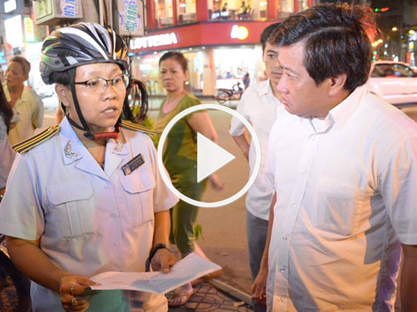 Video: Ông Đoàn Ngọc Hải xử lý nữ cán bộ đô thị vì "để tái chiếm vỉa hè"