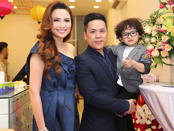 Chồng giúp Diễm Hương bế con trong sự kiện