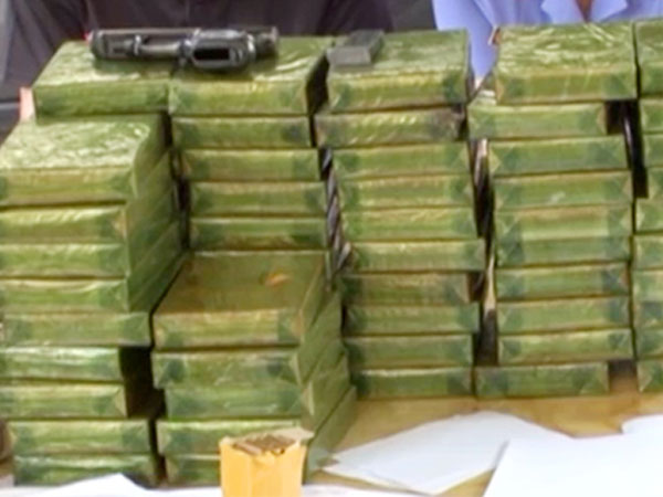 Gần 90 bánh heroin, súng quân dụng trên xe bán tải