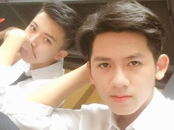 Hai nam sinh bất ngờ nổi tiếng vì quá điển trai trong ngày khai giảng