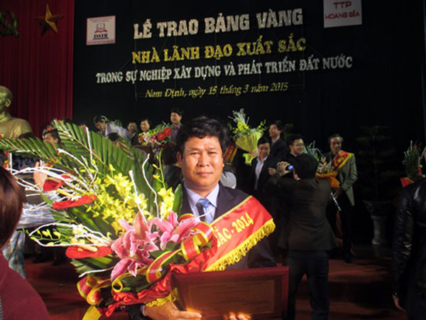 Hiệu trưởng lấy tiền trường "mua" danh hiệu cá nhân bị cảnh cáo