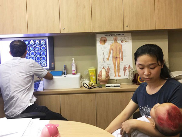 Lời kêu cứu của người vợ bị chồng bỏ rơi, con bệnh não úng thuỷ mấy lần chết hụt khi qua Singapore điều trị