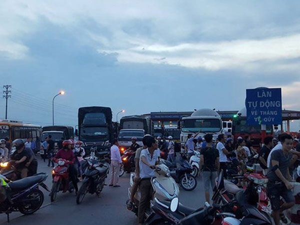 Nữ tài xế từng trả tiền lẻ qua trạm thu phí QL5 nói bị 1 người "dọa, gọi là người cầm đầu"