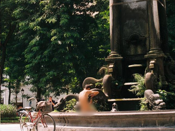 Xôn xao hình ảnh người đàn ông hồn nhiên "tắm tiên" trong công viên tại Hà Nội