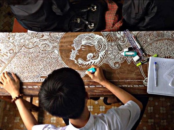 9X Đà Nẵng vẽ tranh đẹp đến từng chi tiết lên bàn học bằng bút xoá