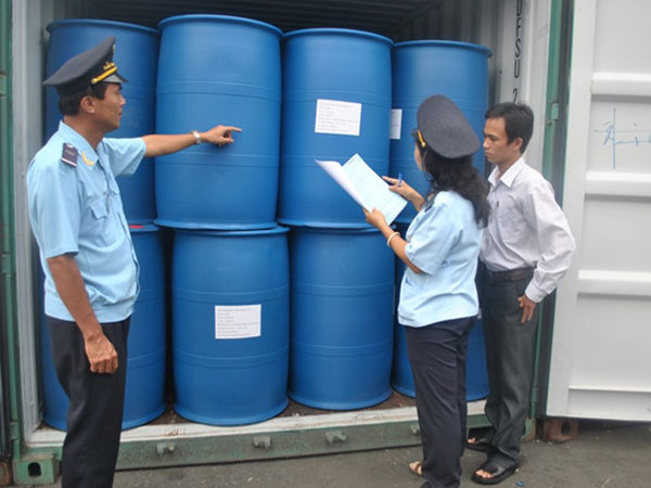 Bắt 1,3 tấn hàng nghi là ngà voi giấu trong nhựa đường ở cảng Sài Gòn