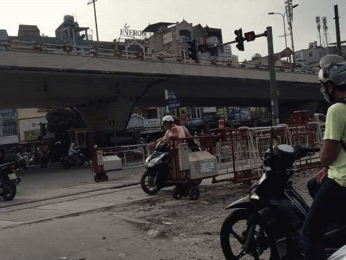 Chờ đèn đỏ và hành động "vượt rào" khiến muôn người bức xúc