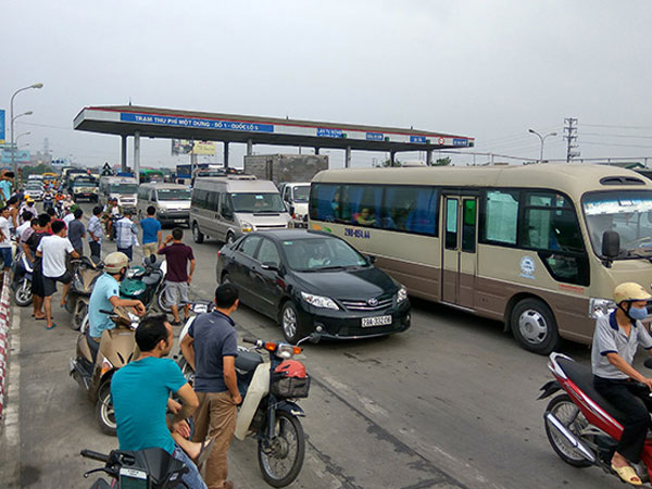 Dân tiếp tục vây BOT quốc lộ 5, ùn tắc kéo dài hàng cây số