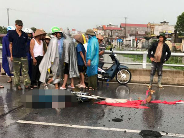 Đang đi xe đạp trên cầu, người phụ nữ bất ngờ bị sét đánh tử vong