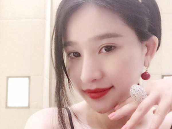 Hot girl Ivy khoe nhẫn kim cương khoảng 800 triệu đồng, rộ tin đồn yêu đại gia