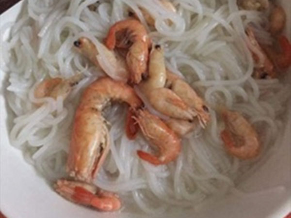 Nấu bún tôm nguyên con thay vì mì tôm như yêu cầu, cô vợ vẫn ngơ ngác không hiểu sao chồng dỗi