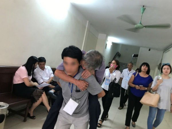 Tâm sự đầy day dứt, mặc cảm của con cháu cụ ông 79 tuổi bị phạt tù vì hiếp dâm bé gái