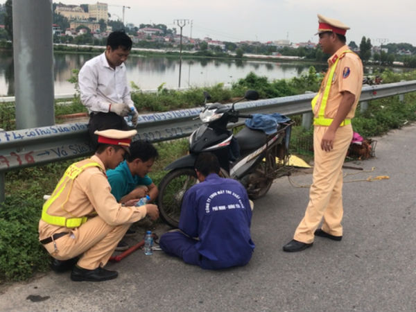 Thợ vá xe kiếm tiền “mệt nghỉ” vì đinh "bỗng dưng" rải đầy đường!