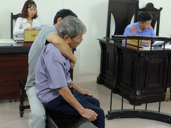 Vì sao cụ ông 79 tuổi hãm hiếp bé gái 3 tuổi được... về nhà sau khi tòa tuyên án?