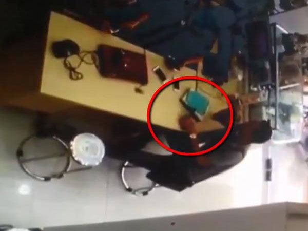 Video: Màn trộm iPhone cực tinh vi trong cửa hàng điện thoại