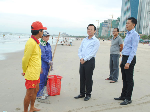 Bí thư Nguyễn Xuân Anh lặng lẽ thị sát bãi biển Đà Nẵng
