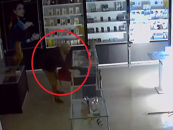 Clip: Trộm cắt cửa, đột nhập vào cửa hàng "cuỗm" tài sản