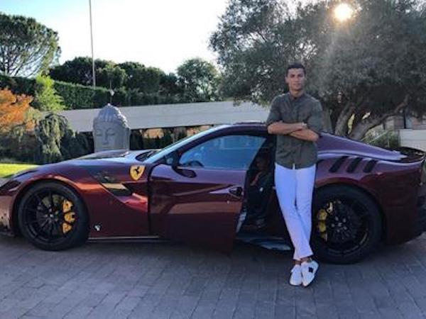 C.Ronaldo gây “bão” với màn khoe siêu xe hơn 10 tỉ đồng