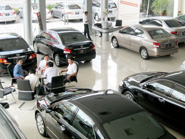 Đại gia ô tô lỗ nặng: Đóng showroom, đi bán nước ngọt, quần áo