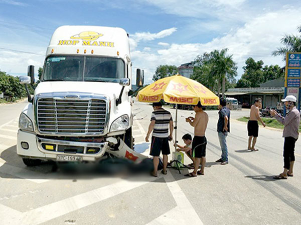Hai người đàn ông tử vong dưới bánh xe tải