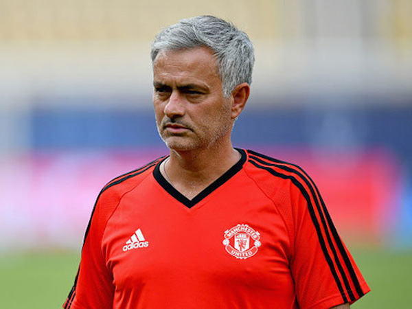 Toàn thắng 3 trận đầu mùa, Mourinho nhận thưởng từ M.U