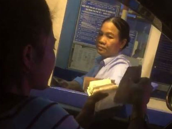 Trả tiền lẻ qua trạm QL5: Công an làm việc với nữ tài xế xinh đẹp