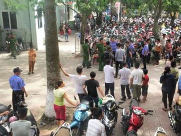 Bị nhắc nhở khi ghẹọ bạn nữ, nam sinh gọi người đâm chết bảo vệ trường