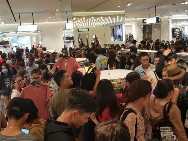 Chật như nêm trong cửa hàng H&M ngày đầu mở bán ở Sài Gòn