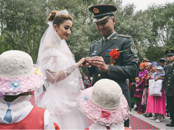 Cô gái đi hơn 2.000 km bí mật cầu hôn bạn trai lâu năm