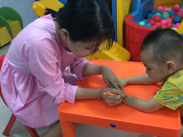 Cô gái song tính và nỗi ám ảnh trận đòn của mẹ
