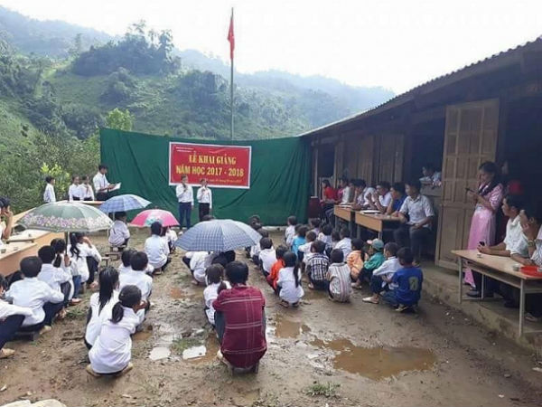 Đằng sau bức ảnh học sinh miền núi ngồi xổm khai giảng gây “bão mạng”