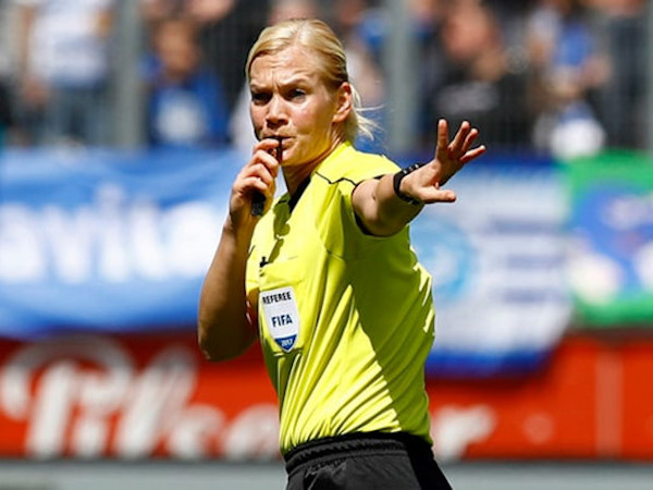 Giảm 50% giá vé cho CĐV nữ đến cổ vũ nữ trọng tài đầu tiên cầm còi ở Bundesliga