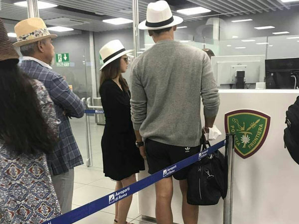 Lộ ảnh hiếm hoi Bi Rain và Kim Tae Hee đội mũ đôi tại sân bay Ý trong kỳ nghỉ dưỡng thai