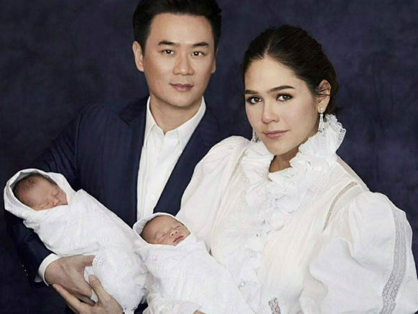 Mỹ nhân đẹp nhất Thái Lan Chompoo Araya khoe cặp song sinh vừa chào đời