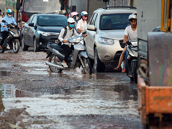 Ô tô né trạm thu phí quốc lộ 5, đường nhánh đầy ổ voi