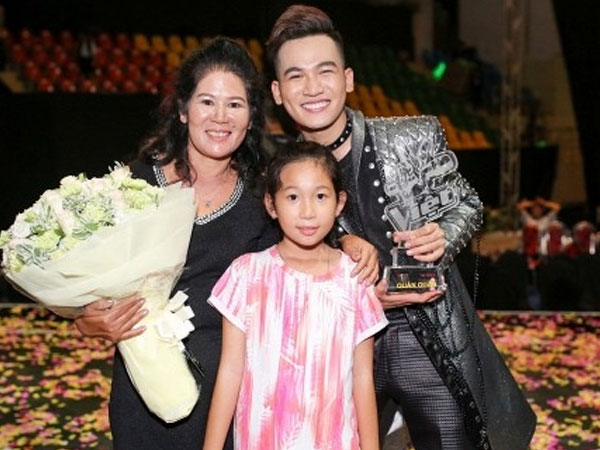 Quán quân The Voice 2017: "Tôi chạy show nuôi mẹ, em gái khi bố mất"