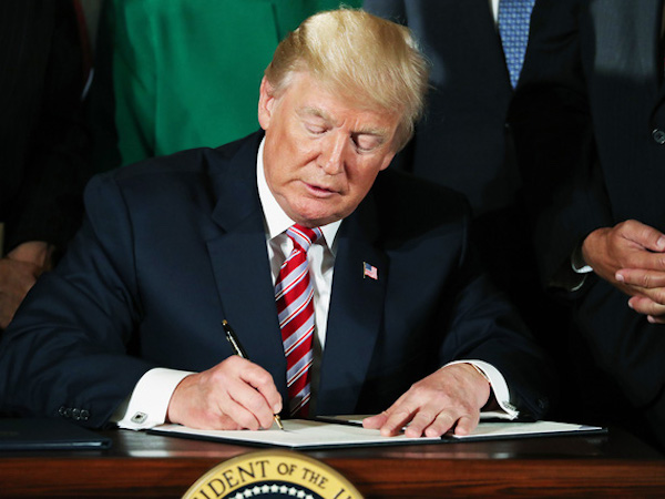 Tổng thống Trump gia hạn cấm vận Cuba