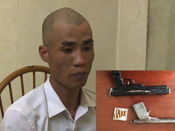 Bắt đối tượng mới ra tù "găm" 2 khẩu súng ngắn
