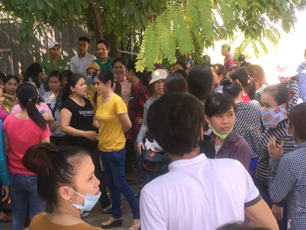 Công nhân đình công vì nghỉ ốm bị trừ tiền bảo hiểm