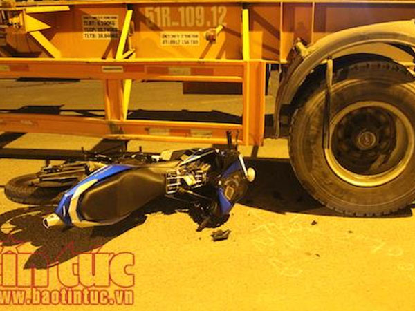 Lao thẳng vào xe đầu kéo đang lùi vào bãi, nam thanh niên chết thảm