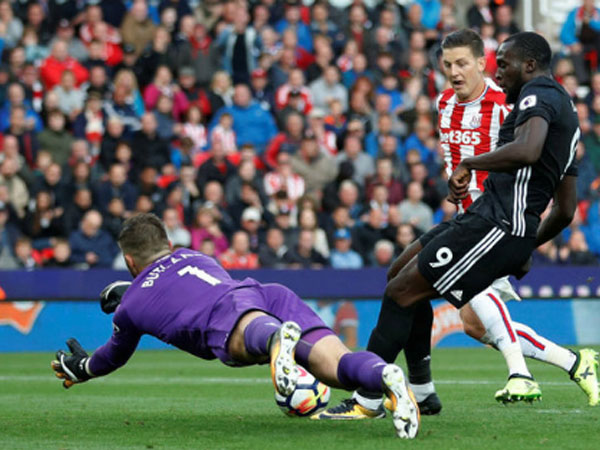 Man Utd giữ ngôi đầu dù đứt mạch thắng trước Stoke