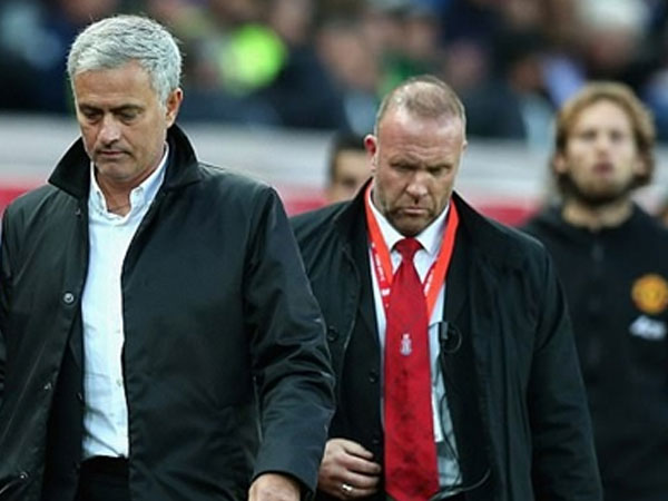 Mourinho từ chối bắt tay HLV Stoke, bỏ họp báo sau trận