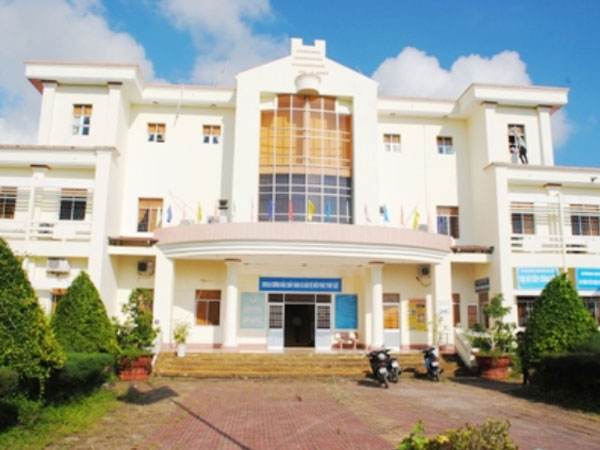 Phó văn phòng huyện "ém" hơn 800 triệu mua xe biếu sếp: Khiển trách (?!)