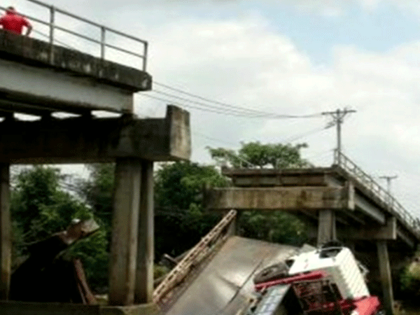 Sập cầu đang thi công, 3 công nhân mất tích