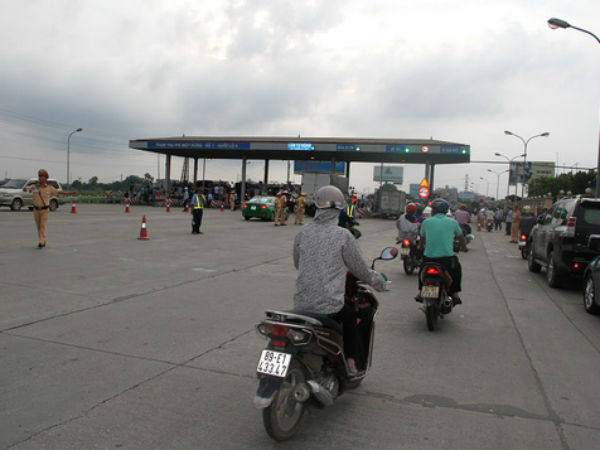 Công an Hưng Yên lên tiếng vụ tài xế trả tiền lẻ ở trạm QL5