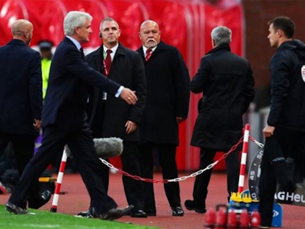 HLV Stoke City tiết lộ lý do bị Mourinho từ chối bắt tay