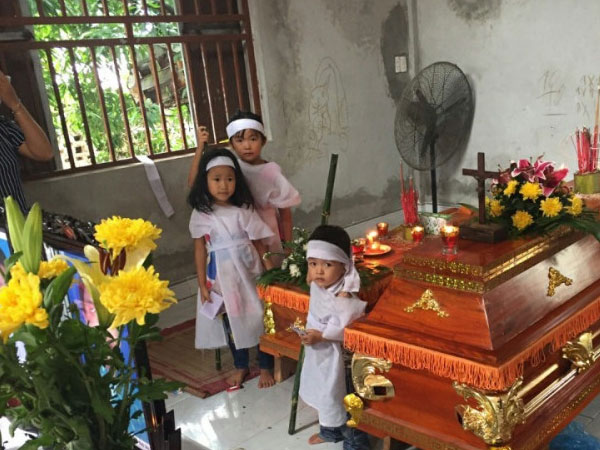 Lao xuống ao cứu con, 2 mẹ con chết đuối, để lại 4 trẻ mồ côi