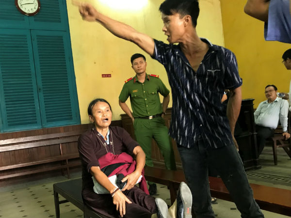 Náo loạn tại phiên tòa xử vụ "sáng tố hiếp dâm, chiều mới hiếp"