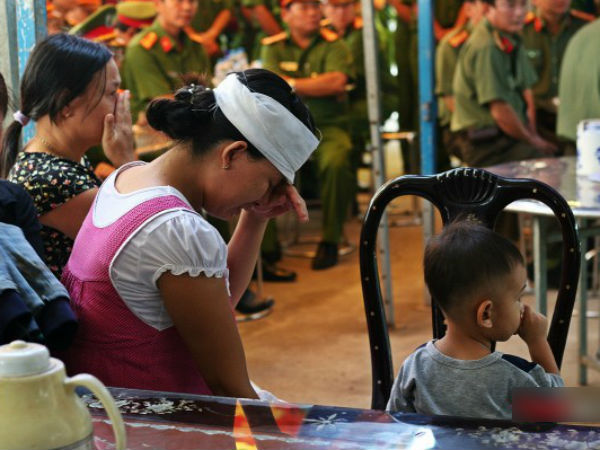 Nghẹn ngào lễ tang đưa chiến sĩ cứu hỏa về nơi an nghỉ: "Đừng mang ba con đi, để ba con ngủ"